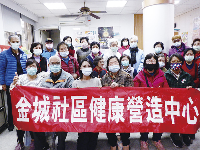 金城衛生所社區健康營造中心辦理「青光眼防治-預防青光眼、黑暗中不滑手機、補充三種維生素」講座,參與講座民眾踴躍及收穫滿滿。
(金城社造中心提供)