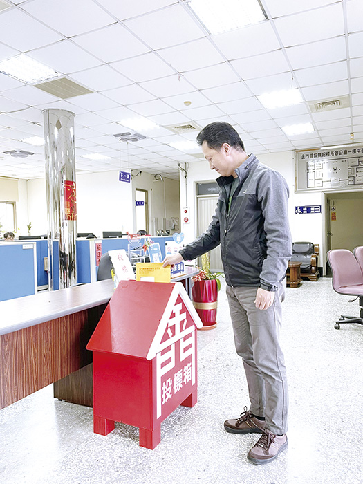 金門縣招標所措施,降低服務櫃檯高度拉近距離及亮眼的「投標箱」加入金門文創元素。(縣招標所提供)