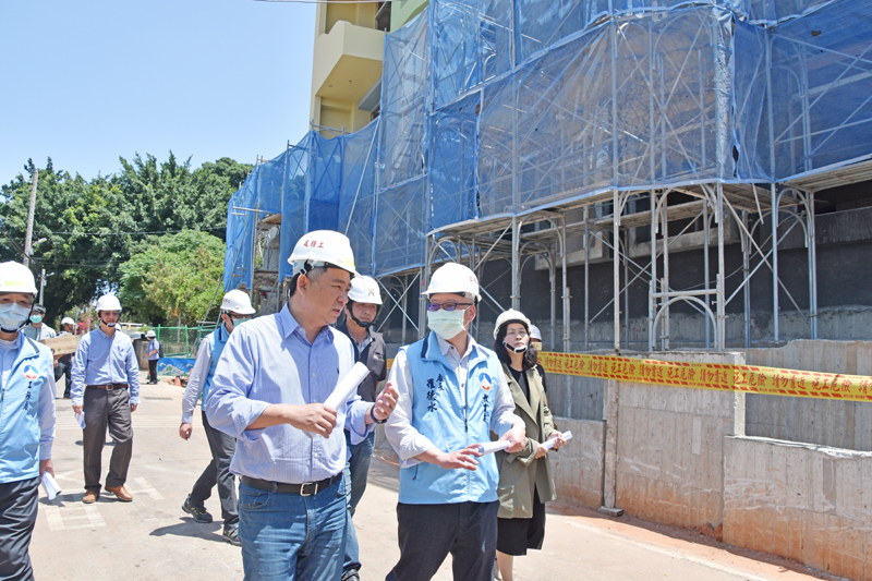 縣長楊鎮浯了解施工情形,強調品管工安並關心校務發展。(李金鎗攝)