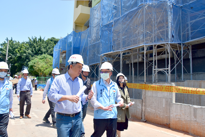 縣長楊鎮浯視察湖埔幼兒園大樓施工情形,強調品管工安並關心校務發展。(李金鎗攝)