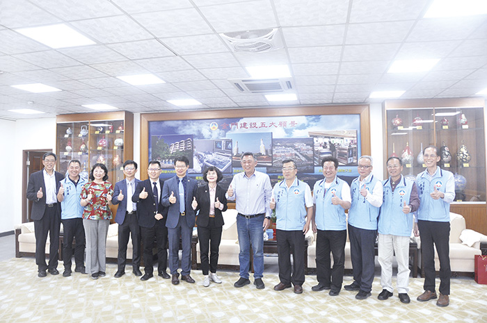 國立高雄大學校長陳月端昨日下午偕同多位學校幹部,在中選會主任秘書莊國祥陪同,前往金門縣政府拜會縣長楊鎮浯。(李增汪攝)