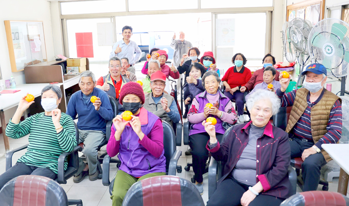 金沙鎮鎮長吳有家,日前走訪西園、忠孝、碧山東店、大洋、斗門、金門溫馨之家、蔡厝民享等6個社區關懷據點,致贈當季水果,關心老人共餐服務的狀況,也感謝社區幹部和志工的付出,希望長者能受到良好的照顧,生活更健康。(金沙鎮公所提供)