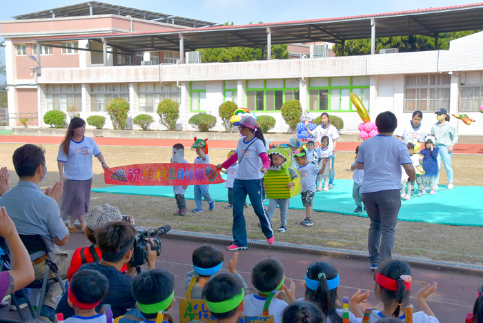 柏村國小學童可愛裝扮進場。(陳冠霖攝)