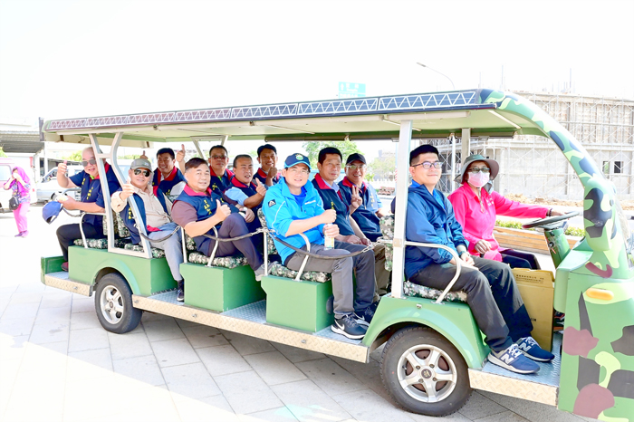 鄉公所安排電瓶車環島之旅。(許加泰攝)