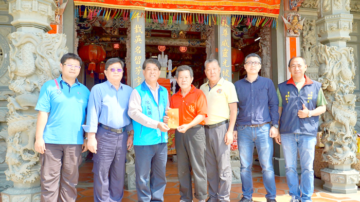 新頭「伍德宮」「蘇府秦王爺」聖誕,金湖鎮長陳文顧等人前往祝賀。
(金湖鎮公所提供)