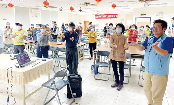金門縣政府在金城鎮和平新村社區、金寧鄉頂后垵社區辦長者健康促進活動及合影。(社會處提供)