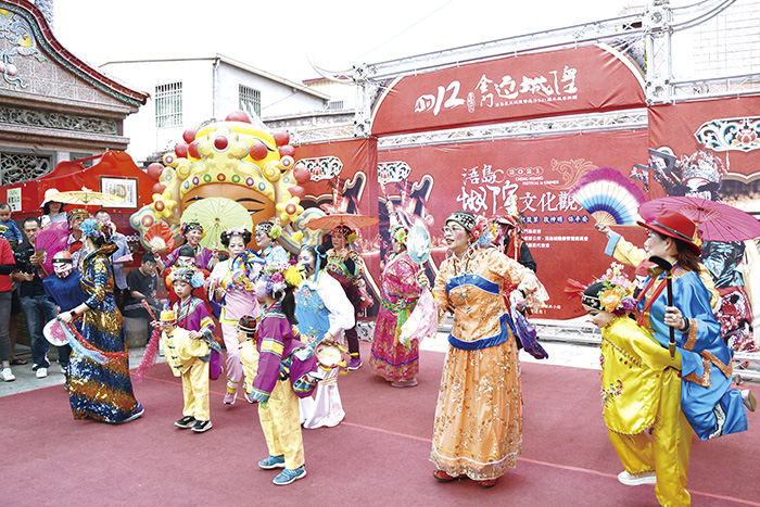 迎城隍活動揭幕,公揹婆、輦轎表演炒熱現場氣氛,讓大家對農曆四月十二日的活動抱以期待。(詹宗翰攝)