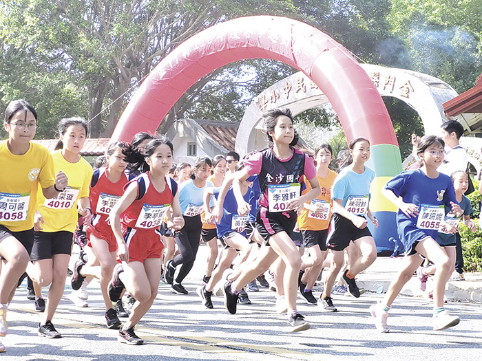 春季越野賽在寧中小校門口鳴槍起跑,優勝選手並由縣府教育處處長羅德水等人頒獎獎勵。(李金鎗攝)