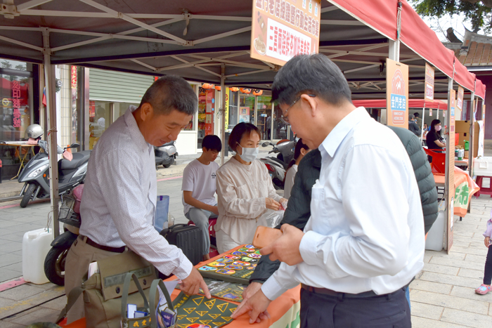 縣府舉辦行動生活市集,希望推廣行動支付,包括長合、金瑞成、三言兩語等在地老店也參加活動。(詹宗翰攝)