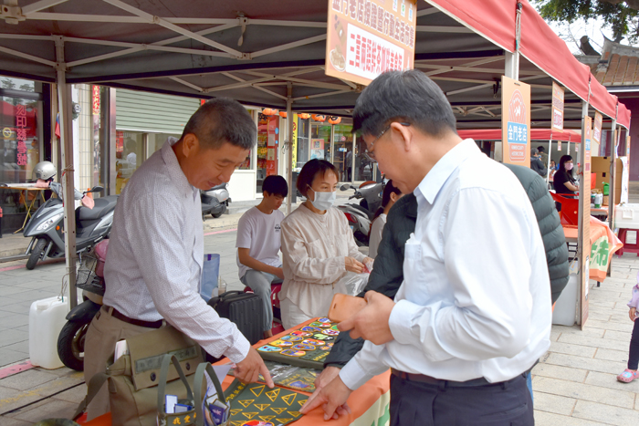 縣府舉辦行動生活市集，希望推廣行動支付，包括長合、金瑞成、三言兩語等在地老店也參加活動。（詹宗翰攝）