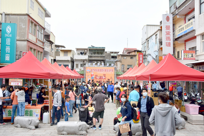 縣府舉辦行動市集,以獲得市集消費券作為誘因,希望民眾廣泛使用行動支付。(詹宗翰攝)