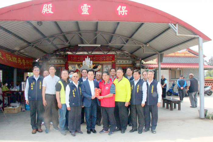 金門縣議長洪允典昨率議會團隊前往南山保靈殿參拜及祝賀。(議會提供)