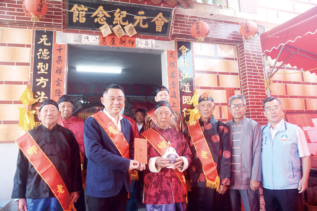 楊縣長贈爐敬金,並和許氏宗老合影。(許加泰攝)