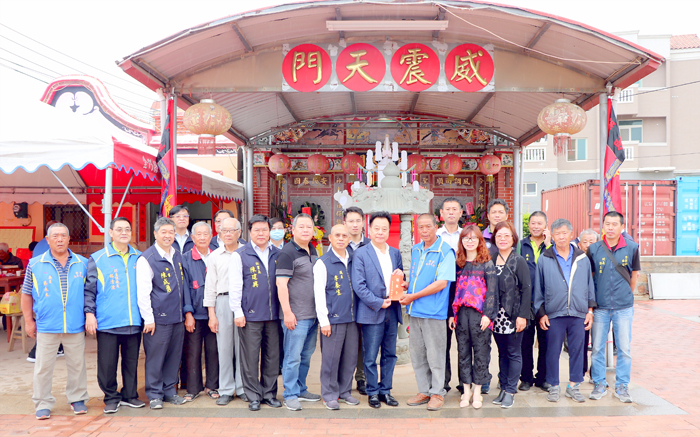 議長洪允典率團至安美村西堡威震天門廟參拜祈福。
（議會提供）