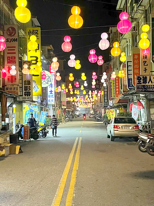 「金湖燈光節」點亮新市里商圈，吸引人潮。（陳冠霖攝）