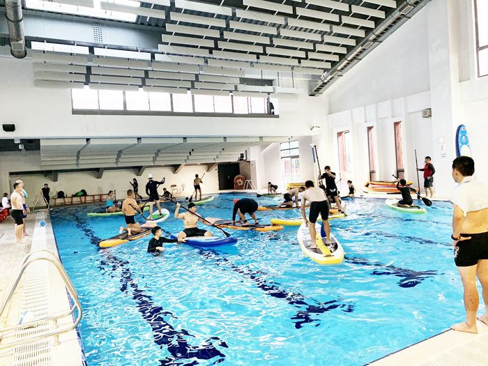 台體大休閒運動研究所與金大運動與休閒學系進行交流圖為室內水上交流課程。（許加泰攝）
