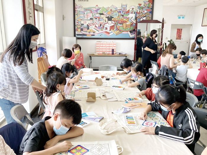邁入第六十九屆的全國學生美術比賽,今年首度將比賽優勝作品百件移地金門展出。教育部政務次長蔡清華跨海來金主持參與開幕典禮,並與金門縣副縣長黃怡凱頒獎金門獲獎學生;現場還有磚心磚藝手作藝術活動。(李增汪攝)