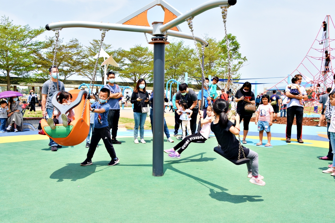 莒光共融公園啟用,許多民眾帶著孩子們迫不及待的體驗。(詹宗翰攝)