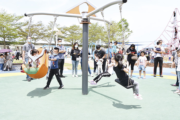 莒光共融公園啟用,許多民眾帶著孩子們迫不及待的體驗。(詹宗翰攝)