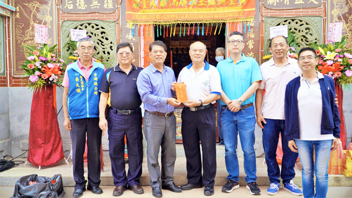 慈鑾宮舉辦媽祖醮慶，金湖鎮長陳文顧前往參拜。（陳冠霖攝）