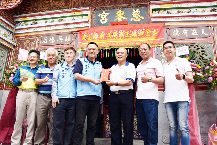 慈鑾宮舉辦媽祖醮慶，縣長楊鎮浯前往參拜。（陳冠霖攝）