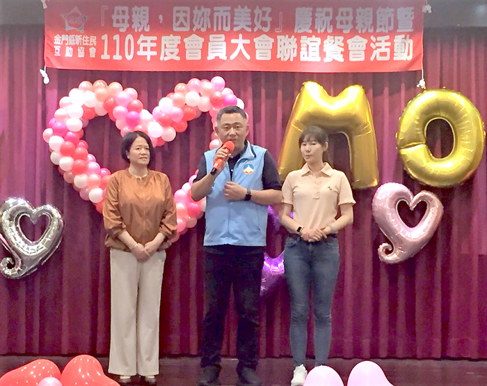 母親節前夕,縣長楊鎮浯偕同夫人張婭玲向新住民媽媽賀節。(翁維智攝)
