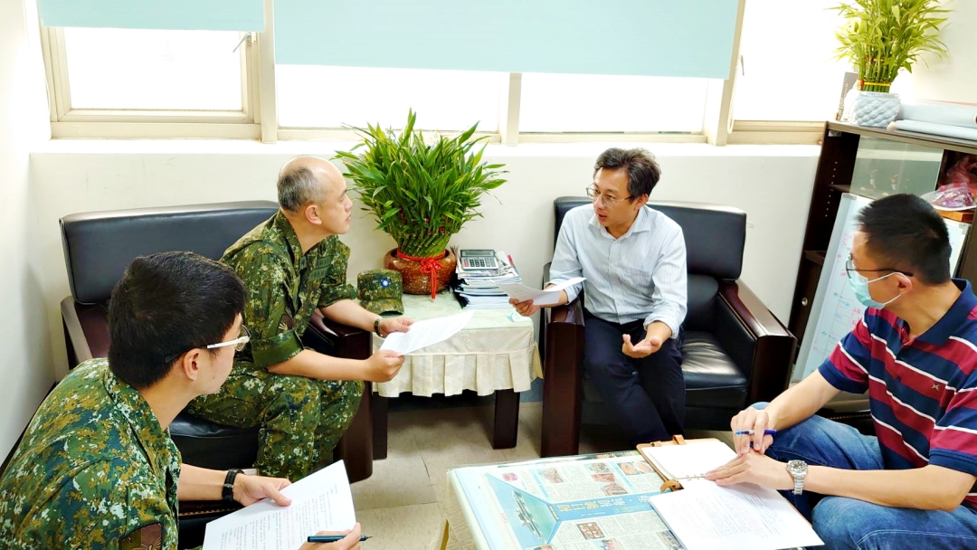 縣府觀光處與金防部人員協商暫停開放擎天廳。(觀光處提供)