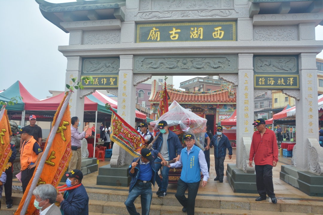 烈嶼鄉羅厝西湖古廟（2021年媽祖聖誕海上巡安祈福活動），善信護持神轎。（許加泰攝）