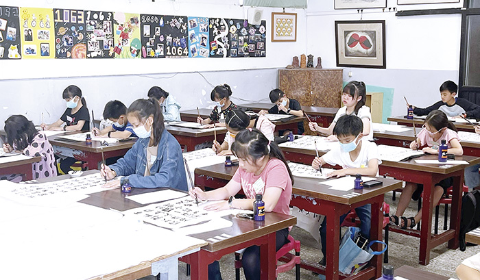 110年金沙學區第二屆語文新星獎圓滿落幕,有288位選手參賽,學子在家長、老師陪伴下應戰,教育處處長羅德水也在各校校長陪同下巡視各試場,關心學子參賽情形,也對金沙學區語文新星獎給予高度肯定。(陳麗妤攝)
