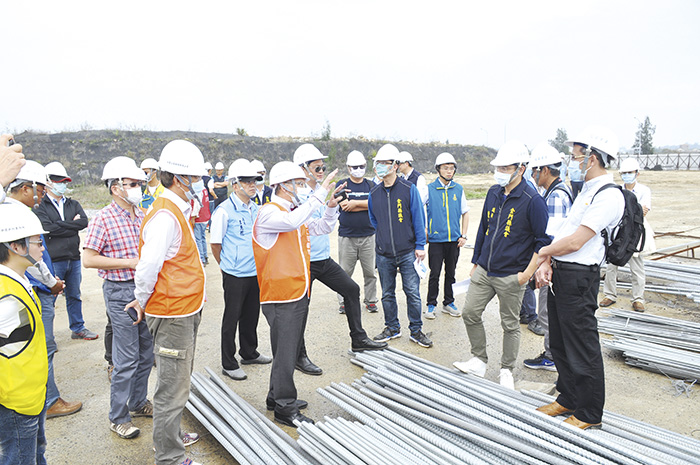 縣議員陳志龍昨至水頭會勘水頭碼頭大型旅服中心新建工程及聽取鋼筋材料來源說明。 (楊水詠攝)