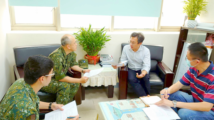 縣府觀光處與金防部人員協商暫停開放擎天廳。（觀光處提供）