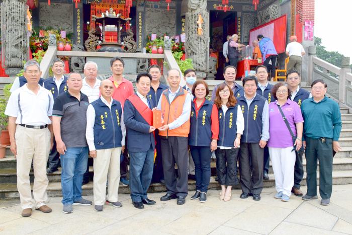 金門縣議長洪允典昨帶領議會團隊,前往金門縣天后宮參拜及祈福。(議會提供)