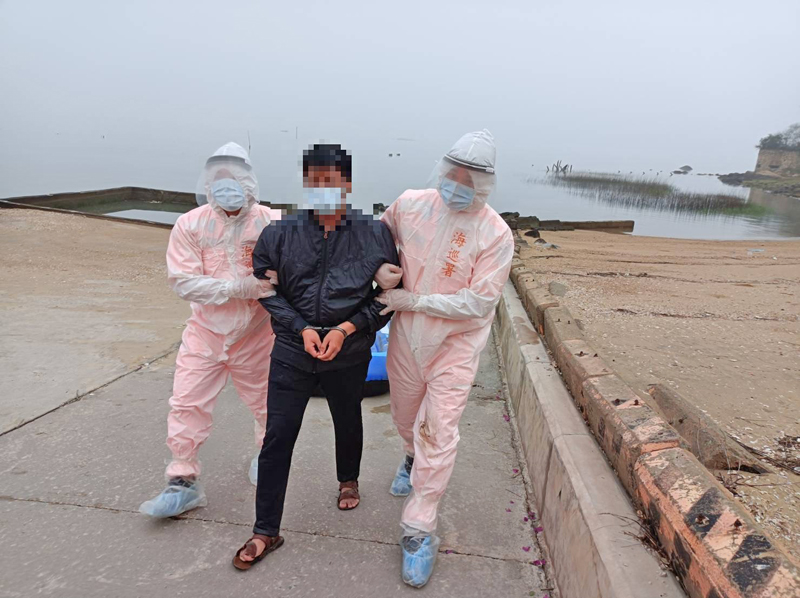 中國一名江姓男子滑橡皮艇偷渡至金沙鎮岸際上岸，被岸巡隊活逮。（金門岸巡隊提供）