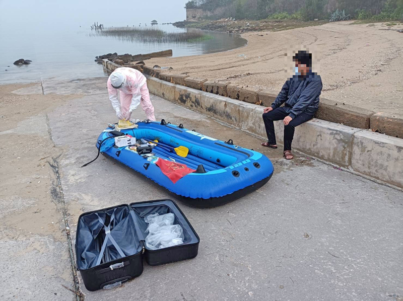 中國一名江姓男子滑橡皮艇偷渡至金沙鎮岸際上岸，被岸巡隊活逮。（金門岸巡隊提供）