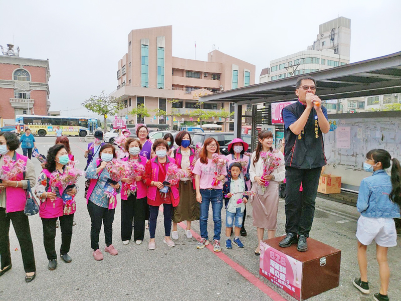 母親節前夕，中國國民黨金門縣黨部配合全國各地同步舉辦「寵愛媽咪護食安 828公投一定過」活動。（國民黨金門縣黨部提供）