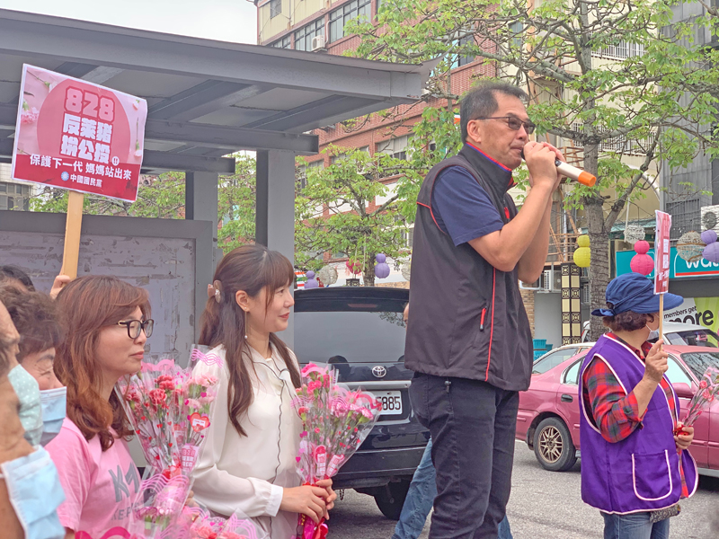 寵愛媽咪護食安,國民黨金門縣黨部主委石兆瑉表示,希望透過此次發聲,能夠喚起金門鄉親對於食品安全問題的關注。(國民黨金門縣黨部提供)