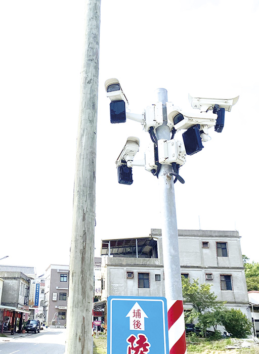 110年金門環島道路錄影監視系統設置數量預計增設至212處1,143支鏡頭，全縣監視器鏡頭平均覆蓋率將提升至每平方公里7.52支鏡頭。（翁維智攝）