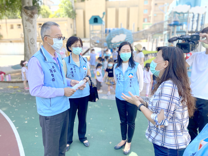 金門縣政府跨局處聯合稽查小組昨續由參議翁自保帶隊前進各級校園和補習班,實地勘查防疫執行現況。
(翁維智攝)