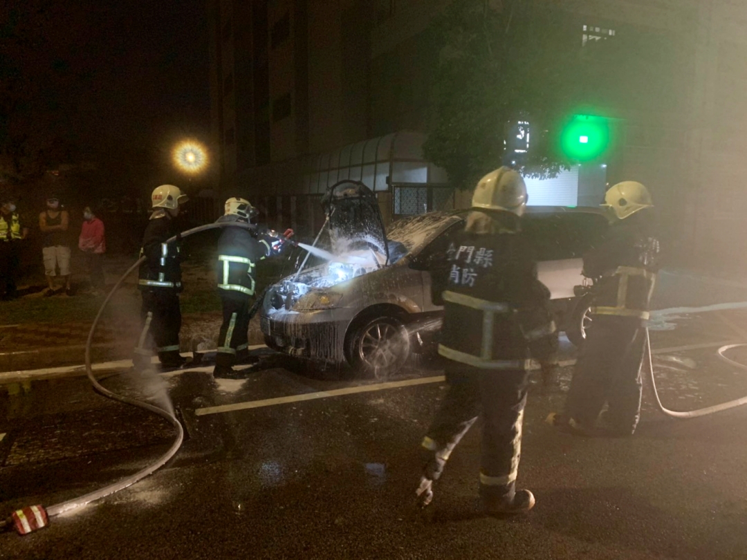 金湖鎮重劃區京門大樓前今日清晨發生一起「火燒車」意外，一輛自小客車引擎部分燒毀，無人員傷亡。（縣消防局提供）