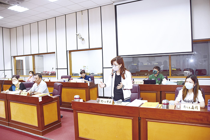 金城鎮民代表會第五次定期會進行鎮政總質詢,代表們針對鎮內建設的興革鎮務提出建言。(莊煥寧攝)