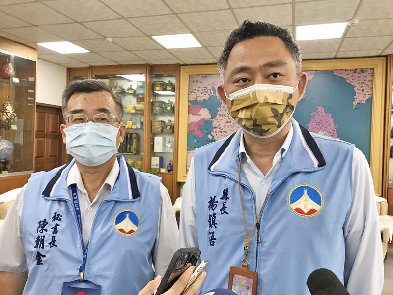 面對疫情升溫,自18日起,民眾外出強制全程戴口罩,往返台金的航班也將減班,自台返金者請做好自我健康監測,大家一起為全民的健康努力。(縣政府提供)