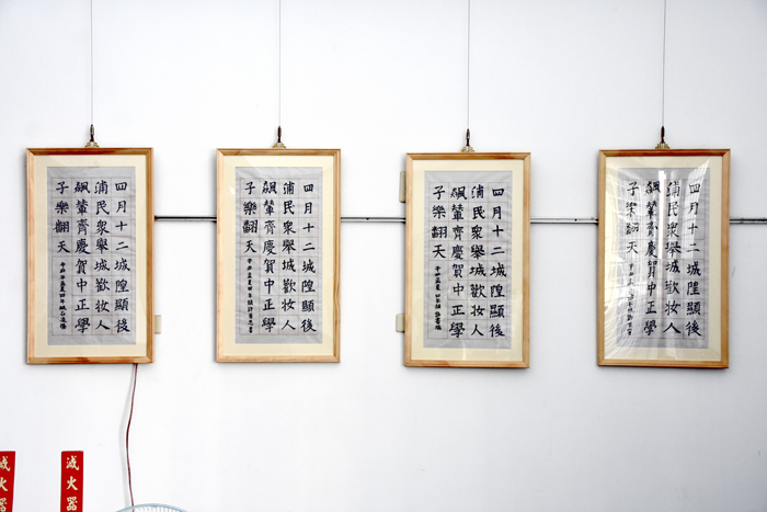 中正國小跨域課程─我的城隍爺，展出陶藝及書法作品。小朋友以陶土捏塑城隍爺的造像，充滿樸拙童趣。（詹宗翰攝）