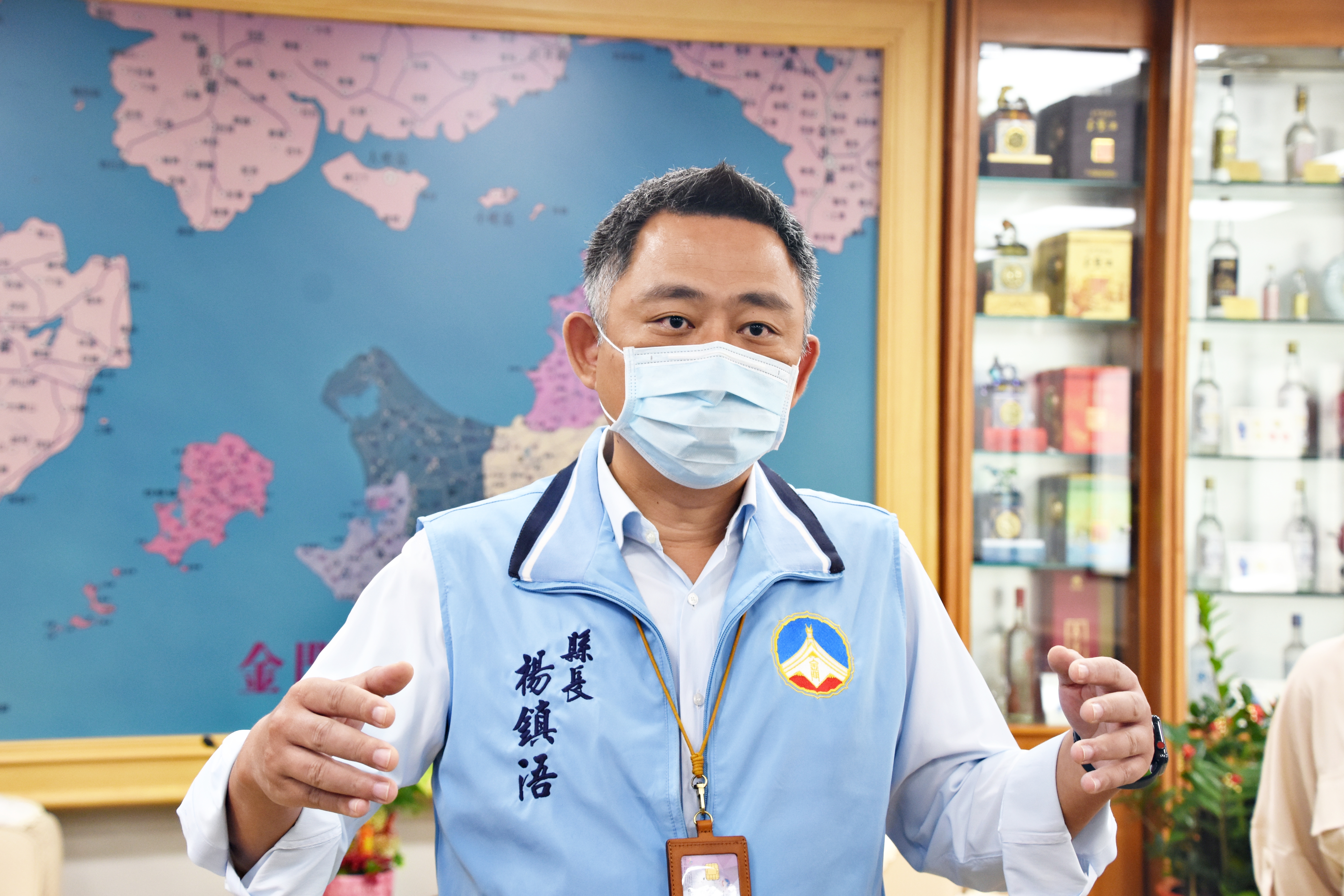 楊鎮浯表示,任何政治因素都比不上鄉親生命重要。(翁維智攝)