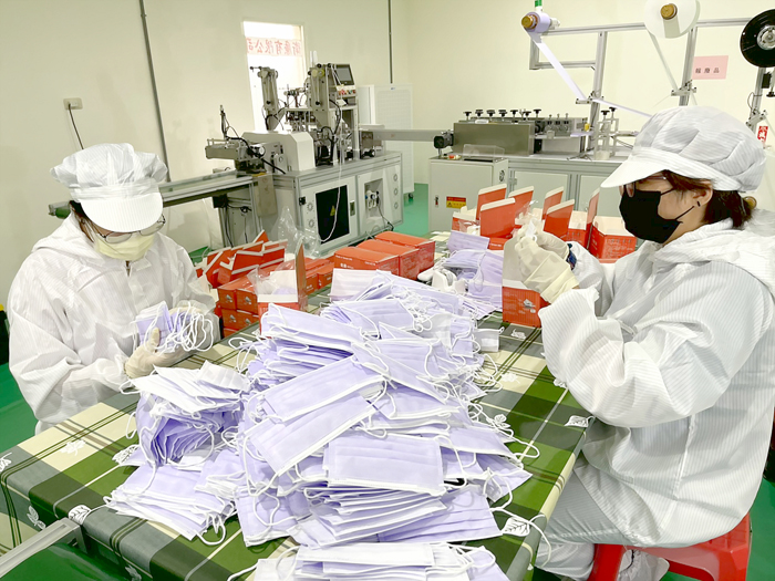 台商陳澤林在金門開設口罩工廠，估計一天可以生產10萬片醫療口罩。（民眾提供）