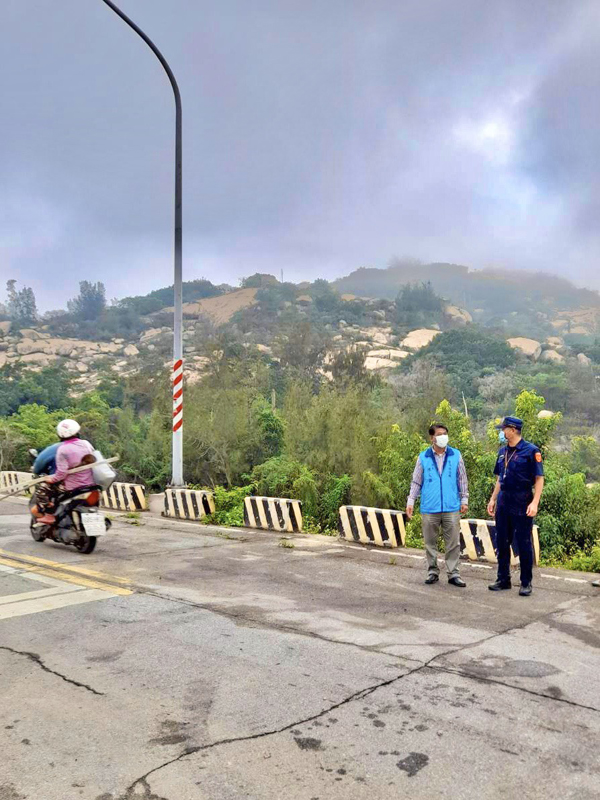 金湖鎮長陳文顧今早偕金湖分局長何明祥至解封現地協助引導車輛通行。(金湖鎮公所提供)