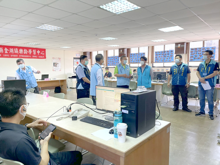 隨著國內新冠肺炎疫情提升至三級警戒,為避免疫情影響機關運作,金湖鎮公所昨協同鎮代會進行異地辦公演練。(翁維智攝)