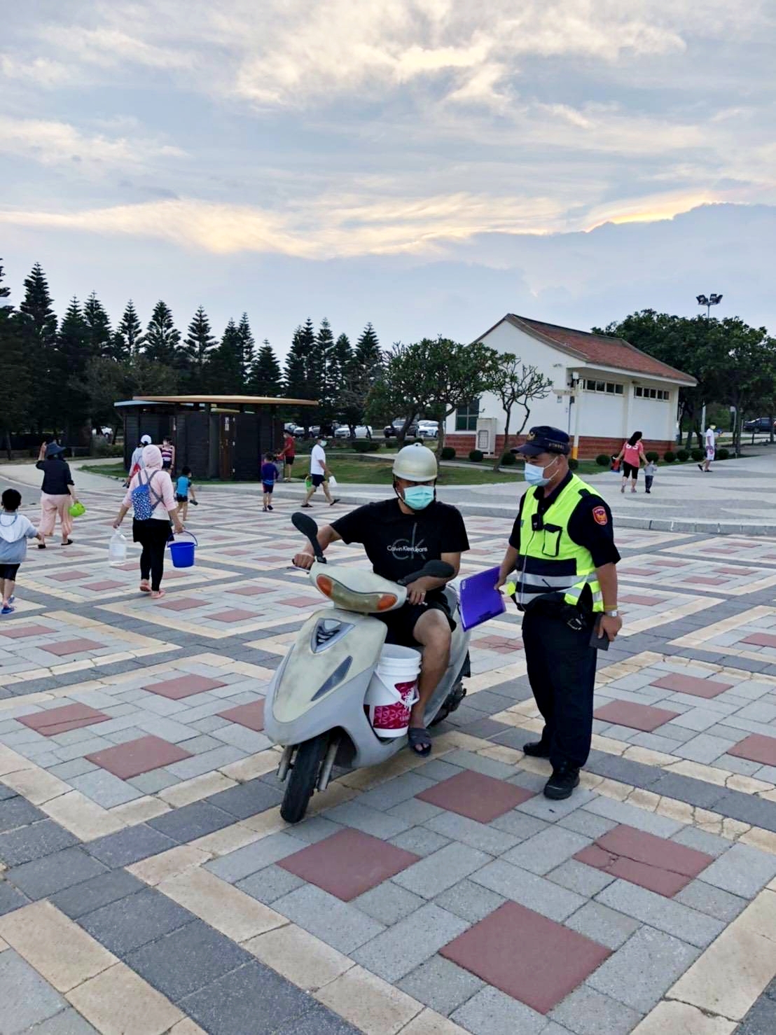 新冠肺炎疫情持續升溫,因應全國防疫提升第三級警戒,金門縣轄各水域及海域活動全面禁止,金門警方連日來也加強勸導疏散,防止民眾往各水域及海域聚集。(縣府提供)