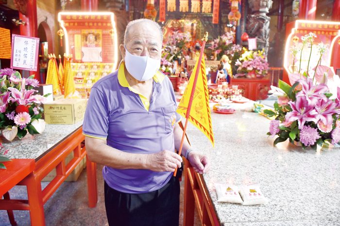 鎮宅旗、平安米、平安符、財庫金,添緣就能帶回家。(詹宗翰攝)