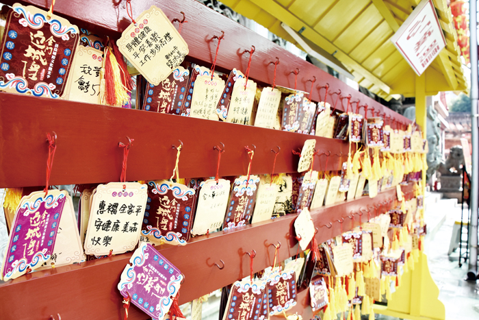 心「城」則靈祈福牆掛滿疫情快弭平的期望。(詹宗翰攝)