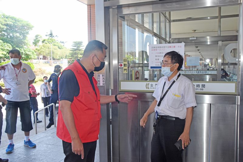 對於快篩站遭拆除,楊鎮浯當場發飆,並找來航站主任洪念慈理論。(翁維智攝)